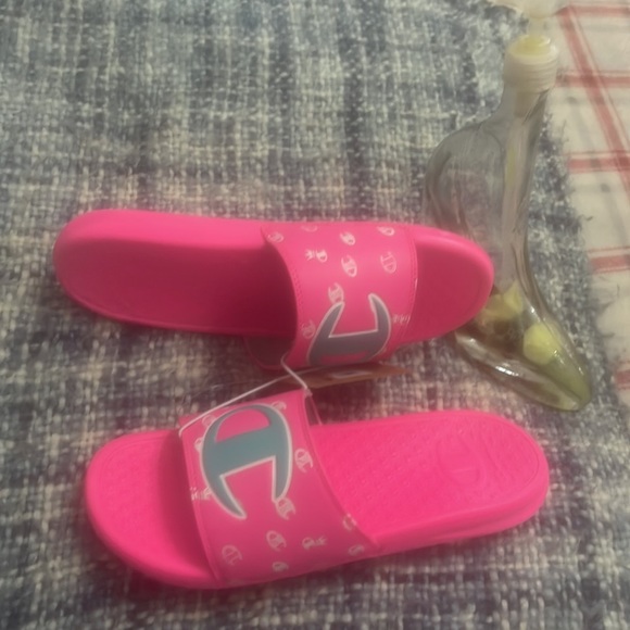 PRETTY 😍 PINK CHAMPION SLIDES . - Picture 5 of 5